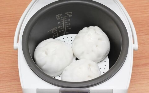 huong dan cach hap banh bao bang noi com dien