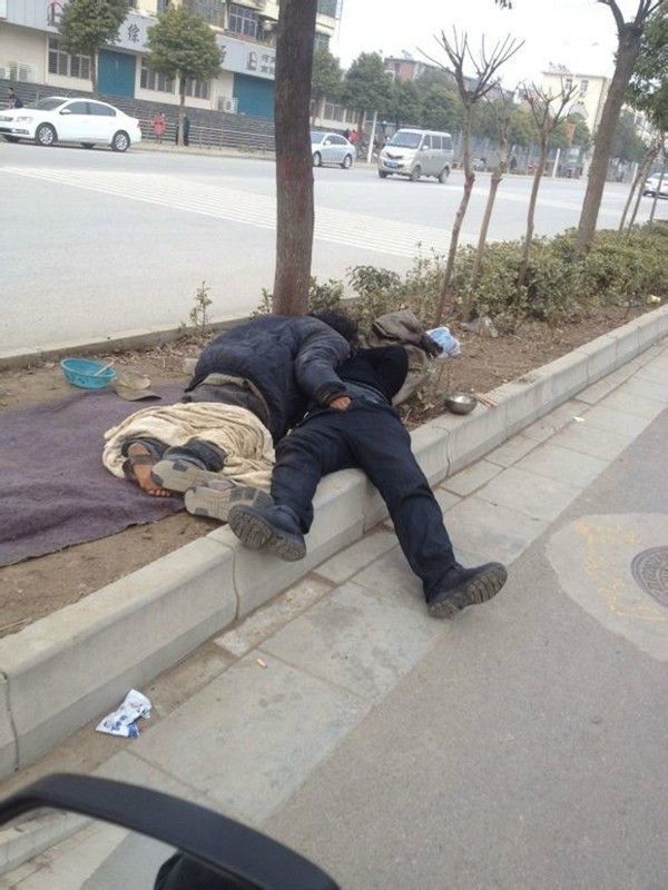 Bị ăn xin sàm sỡ ngay giữa đường vì say bí tỉ 
