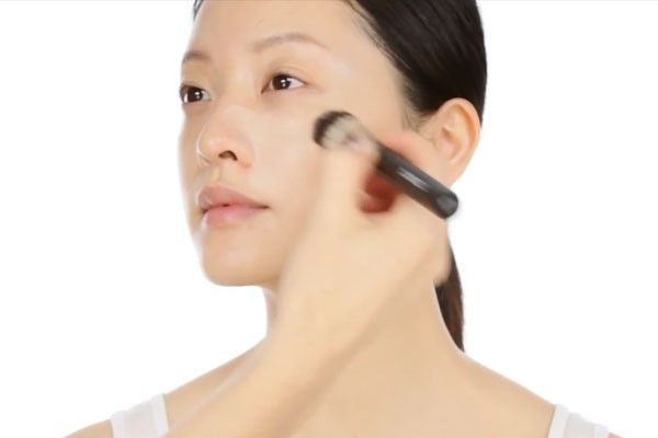 Hướng dẫn trang điểm nhấn nét, sáng mặt nhưng vẫn trong suốt