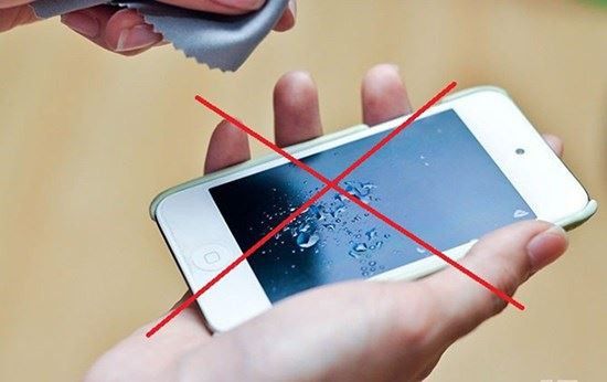 Cách tẩy vết bẩn trên vỏ điện thoại