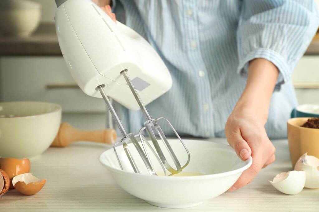 Cách trộn bột, nhồi bột bằng máy đánh trứng cầm tay