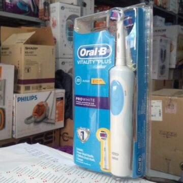 Bàn chải điện Oral-B Vitality Plus Pro White của Đức