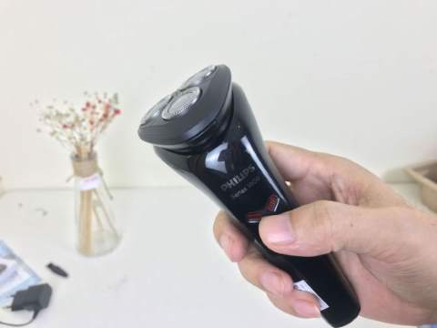 Philips S1103 nhỏ gọn vừa tay cầm