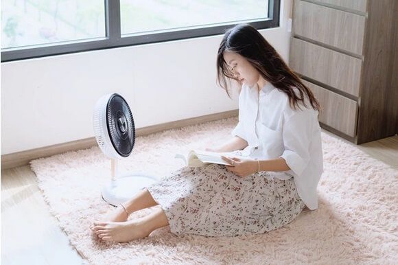 Elegant hoặc có thể điều chỉnh điều cao trở thành chiếc quạt bàn nhỏ gọn