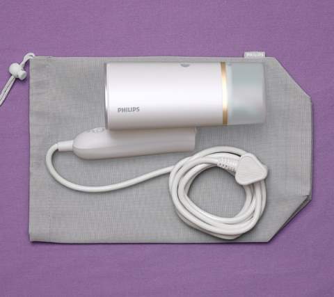 ban ui hoi nuoc cam tay Philips STH3020 co the gap gon